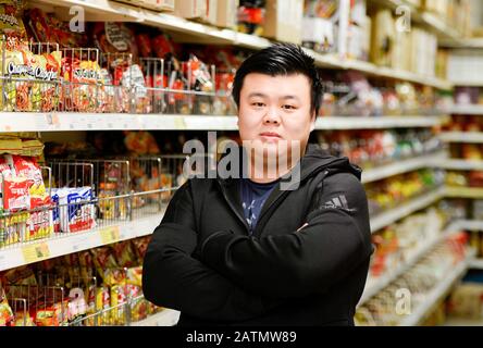 Cologne, Allemagne. 3 février 2020. Yen Souw Tain, directeur d'un supermarché pour les spécialités asiatiques à Cologne, se tient dans sa boutique. Les gens asiatiques regarde en Allemagne ces jours-ci trouvent que le siège à côté d'eux dans le tram reste libre. Le directeur général d'un supermarché à Cologne a pris la parole. (À dpa: 'Si le prochain siège reste soudain libre: Yen Souw Tain dit') crédit: Roberto Pfeil/dpa/Alay Live News Banque D'Images