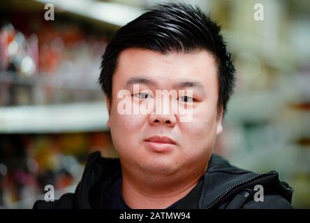 Cologne, Allemagne. 3 février 2020. Yen Souw Tain, directeur d'un supermarché pour les spécialités asiatiques à Cologne, se tient dans sa boutique. Les gens asiatiques regarde en Allemagne ces jours-ci trouvent que le siège à côté d'eux dans le tram reste libre. Le directeur général d'un supermarché à Cologne a pris la parole. (À dpa: 'Si le prochain siège reste soudain libre: Yen Souw Tain dit') crédit: Roberto Pfeil/dpa/Alay Live News Banque D'Images