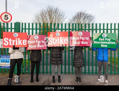 Carrigaline, Cork, Irlande. 04 février 2020. Membres du Syndicat des enseignants d'Irlande sur la ligne de piquetage à l'école communautaire de Carrigaline, Co. Cork dans le cadre de la grève d'un jour dans les écoles et les collèges de deuxième niveau de l'éducation et des adultes à Co. Cork.- crédit; David Creedon / Alay Live News Banque D'Images