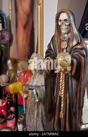 Statues de Santa Muerte exposées dans un temple à Jackson Heights, Queens, New York. Banque D'Images