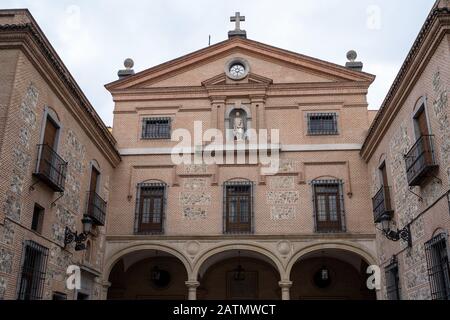 Vue rapprochée de Descalzas Reales (le monastère des princesses de Barefoot) est une église du monastère du XVIe siècle à Madrid, en Espagne Banque D'Images