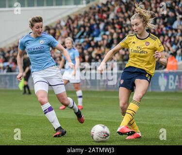 Manchester, ANGLETERRE - FEBUARY 02: L-R Ellen White de Manchester City WFC et Leah Williamson d'Arsenal pendant le match de la Super League de Barclays pour Femme Be Banque D'Images