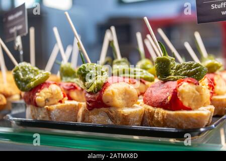 Tapas et pinchos traditionnels sur un comptoir dans un bar en Espagne Banque D'Images