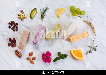 Savon biologique fait maison avec leurs composants naturels Banque D'Images