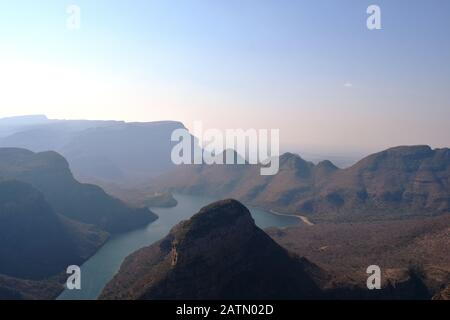 Vue à couper le souffle sur l'un des canyons les plus profonds de la Terre, Blyde River Canyon, Afrique du Sud. Banque D'Images