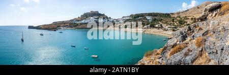 Baie Lindos avec célèbre plage et village de Lindos et Acropole en arrière-plan - panoramique (Rhodes, Grèce) Banque D'Images