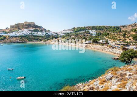 Plage de Lindos et maisons blanches du village de Lindos et Acropole en arrière-plan (Rhodes, Grèce) Banque D'Images