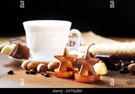 tasse de délicieux latte au chocolat et grains de café rôtis couverts de burlap Banque D'Images