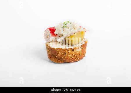 Bruschetta avec crabe sur fond blanc Banque D'Images