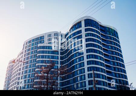 Nouveau bâtiment résidentiel rond de plusieurs étages. Maison moderne de couleurs bleu et blanc. Architecture contemporaine Banque D'Images