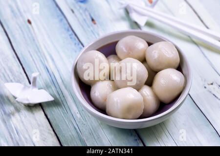 Boulettes de riz gluant frais d'Asie avec crème d'arachide remplissant dans un petit bol Banque D'Images