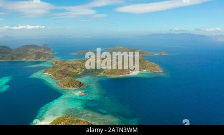 Seascape aériennes avec des lagunes, bleu azur à l'eau en milieu de petites îles. Palawan, Philippines. Les îles tropicales avec des lagons bleus, récif de corail. Îles de l'archipel malais avec lagons turquoises. Banque D'Images