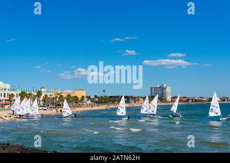 Melbourne, Australie - 7 décembre 2016 : bateaux à voile sur la plage de St. Kilda après la compétition Banque D'Images