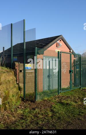 Clôture de sécurité en acier protégeant la construction de briques à radcliffe bury lancashire royaume-uni Banque D'Images