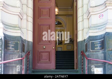 Melbourne, Australie - 7 décembre 2016 : entrée du bâtiment de la Cour suprême d'appel de Melbourne avec portes ouvertes Banque D'Images