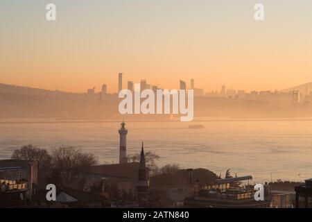 Istanbul, Turquie - 11 janvier 2020: Le détroit du Bosphore d'Istanbul, la colline de Camlıca et le quartier des affaires d'Uskudar sont en arrière-plan. Banque D'Images