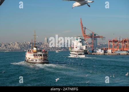 Istanbul, Turquie - 11 Janvier 2020: Ferry Boat Sur Le Bosphore , Istanbul, Turquie. Banque D'Images