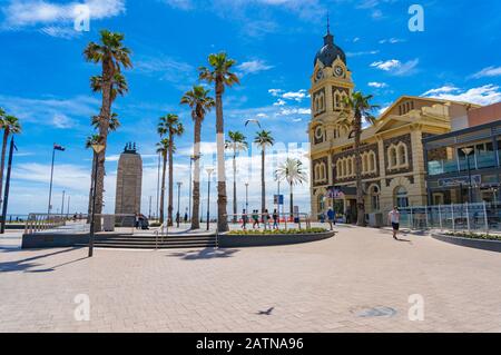 Glenelg, Australie - 13 novembre 2017 : place Moseley et hôtel de ville de Glenelg avec tour d'horloge Banque D'Images