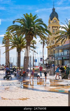 Glenelg, Australie - 13 novembre 2017 : place Moseley avec personnes et enfants le jour ensoleillé Banque D'Images