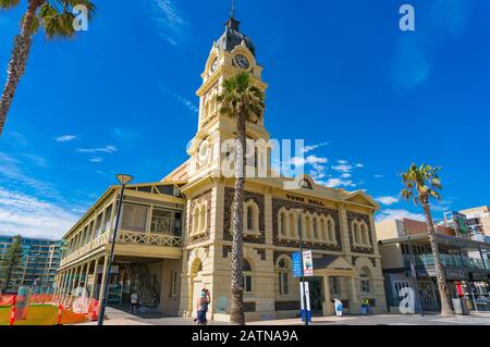 Glenelg, Australie - 13 Novembre 2017 : Hôtel De Ville Et Place Glenelg Banque D'Images