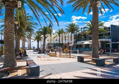 Glenelg, Australie - 13 novembre 2017 : place Moseley avec personnes et enfants le jour ensoleillé Banque D'Images