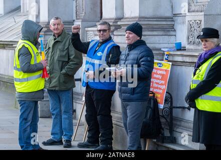 Londres, Royaume-Uni. 4 févr. 2019. Union Pickets en dehors du bureau étranger et du Commonwealth protestant sur le manque de reconnaissance syndicale pour le fournisseur de FCO Interserve Credit: Ian Davidson/Alay Live News Banque D'Images