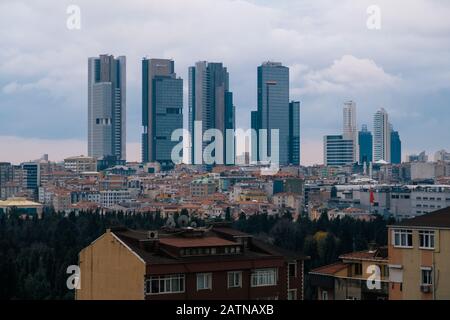Istanbul, Turquie - 12 Janvier 2020 : Gratte-Ciel À Istbu, Gratte-Ciel Du District De Sisli, Turquie. Banque D'Images