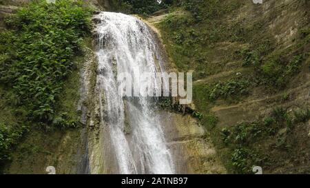 Chute d'eau dans la jungle tropicale. Dao Tropical cascades dans la jungle de montagne. Philippines, Cebu Banque D'Images