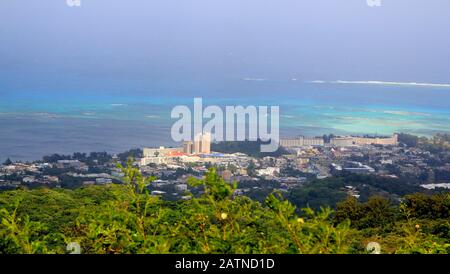 Vue aérienne de Garapan, Saipan vu du Mont Tapiochao, le plus haut sommet de Saipan. Banque D'Images