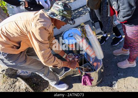 Baguio, Philippines - 23 Décembre 2019: Un Homme Vendant Taho À Baguio City, Philippines Banque D'Images