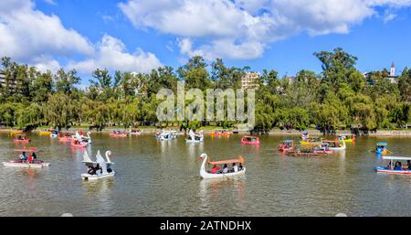 Baguio, Philippines - 23 Décembre 2019: Bateaux D'Équitation Personnes À Burnham Park Banque D'Images