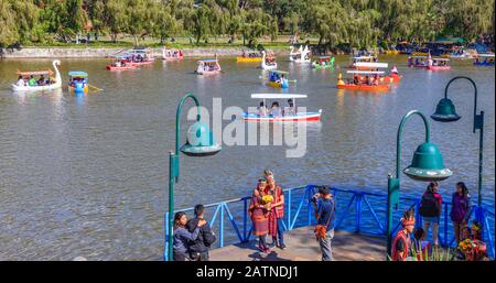 Baguio, Philippines - 23 Décembre 2019: Bateaux D'Équitation Personnes À Burnham Park Banque D'Images