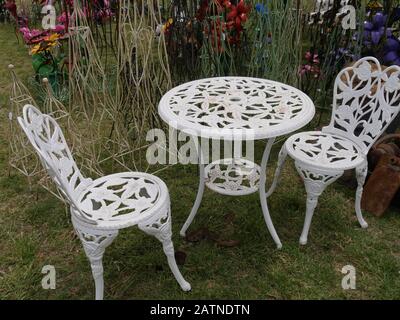 Ensemble de jardin blanc vendu entre autres articles dans un garage vente Banque D'Images