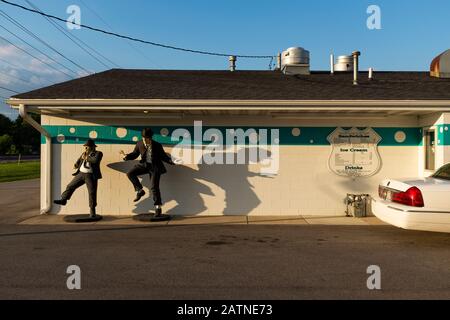 Wilmington, Illinois, États-Unis - 5 juillet 2014 : les frères blues se trouvent à l'extérieur d'un restaurant, dans la ville de Wilmington, le long de la route historique 66 de la sa Banque D'Images