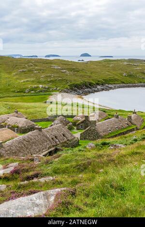 Village de la maison noire de Gearrannan - maisons de croft traditionnelle de Hebridée sur l'île de Lewis dans les Hébrides extérieures Banque D'Images