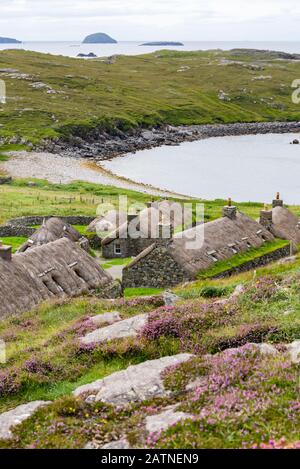 Village de la maison noire de Gearrannan - maisons de croft traditionnelle de Hebridée sur l'île de Lewis dans les Hébrides extérieures Banque D'Images