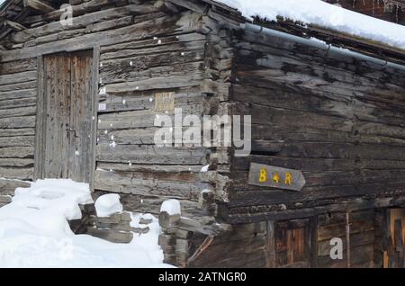 Chalet rustique en bois typique dans le charmant village Livigno, Alpes italiennes Banque D'Images