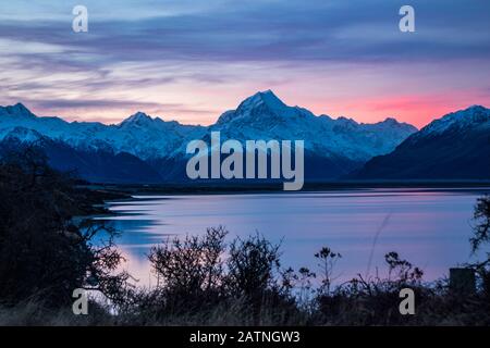 Magnifique lever de soleil coloré au-dessus du lac glaciaire Pukaki et du mont Cook près de Twigel, hiver, Nouvelle-Zélande Banque D'Images