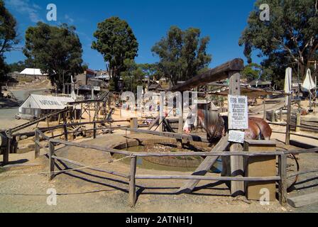 Ballarat, VIC, Australie - 23 janvier 2008: Des personnes non identifiées à la recherche de l'or sur Sovereign Hill - un village de creuseur d'or reconstruit et préféré Banque D'Images