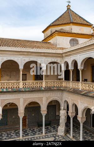 Les médias naranja cupola sur la tour de la Casa de Pilatos s'élève au-dessus des palais historiques d'été et d'hiver entourant le patio principal Banque D'Images