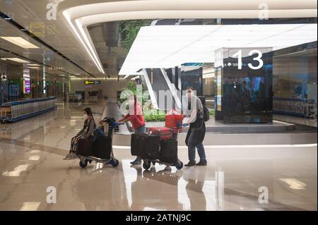 31.01.2020, Singapour, République de Singapour, Asie - les voyageurs aériens portent des masques protecteurs pour prévenir une infection par le coronavirus. Banque D'Images
