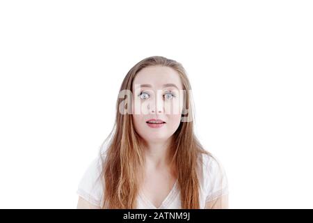 Jeune femme surprise ou choquée avec de longs cheveux et de la forme naturelle, belle femme regardant l'appareil photo, isolé sur fond blanc Banque D'Images