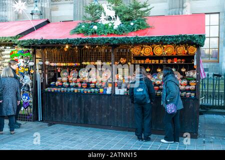 Les clients qui apprécient le marché européen de Noël dans le quartier de Mound Precinct, Édimbourg, Écosse, Royaume-Uni Banque D'Images