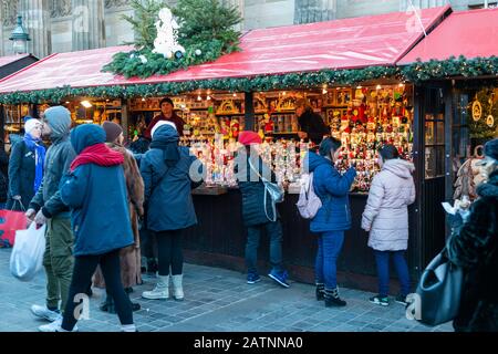 Les clients qui apprécient le marché européen de Noël dans le quartier de Mound Precinct, Édimbourg, Écosse, Royaume-Uni Banque D'Images