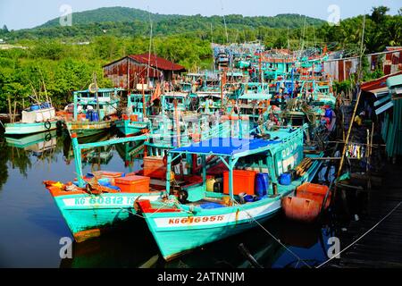 Port de pêche coloré dans l'île du Sud du Vietnam 'Phu Quoc' Banque D'Images