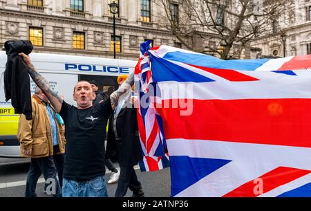 Célébrations du Brexit 31 janvier 2020 à Whitehall et Parliament Square, Londres Royaume-Uni - les partisans du Brexeteers portent les drapeaux de l'Union Jack, célébrant leur départ de l'UE. Banque D'Images