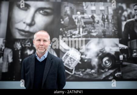 Düsseldorf, Allemagne. 04 février 2020. Felix Krämer, Directeur général du Kunsthaus est exposé. Cinq mois après la mort du photographe vedette Peter Lindbergh, le Musée Kunstpalast de Düsseldorf présente une exposition de son œuvre. L'exposition intitulée « Peter Lindbergh: Untold Stories » montre environ 140 photos du début des années 1980 au présent. Lindbergh avait travaillé sur sa première exposition d'œuvres autoconçues jusqu'à son décès à l'âge de 74 ans en septembre 2019. Crédit: Fabian Strauch/Dpa/Alay Live News Banque D'Images