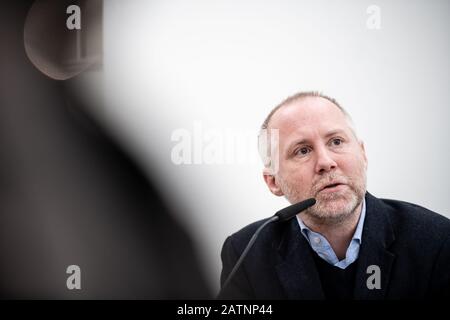 Düsseldorf, Allemagne. 04 février 2020. Felix Krämer, Directeur général du Kunsthaus, parle pendant la conférence de presse. Cinq mois après la mort du photographe vedette Peter Lindbergh, le Musée Kunstpalast de Düsseldorf présente une exposition de son œuvre. L'exposition intitulée « Peter Lindbergh: Untold Stories » montre environ 140 photos du début des années 1980 au présent. Lindbergh avait travaillé sur sa première exposition d'œuvres autoconçues jusqu'à son décès à l'âge de 74 ans en septembre 2019. Crédit: Fabian Strauch/Dpa/Alay Live News Banque D'Images