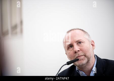 Düsseldorf, Allemagne. 04 février 2020. Felix Krämer, Directeur général du Kunsthaus, parle pendant la conférence de presse. Cinq mois après la mort du photographe vedette Peter Lindbergh, le Musée Kunstpalast de Düsseldorf présente une exposition de son œuvre. L'exposition intitulée « Peter Lindbergh: Untold Stories » montre environ 140 photos du début des années 1980 au présent. Lindbergh avait travaillé sur sa première exposition d'œuvres autoconçues jusqu'à son décès à l'âge de 74 ans en septembre 2019. Crédit: Fabian Strauch/Dpa/Alay Live News Banque D'Images