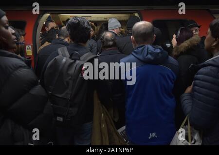 Surpeuplement sur la ligne centrale du métro de Londres à La station Mile End dans l'est de Londres. Photo PA. Date De L'Image: Vendredi 31 Janvier 2020. Crédit photo devrait lire: Nick Ansell/PA Wire Banque D'Images